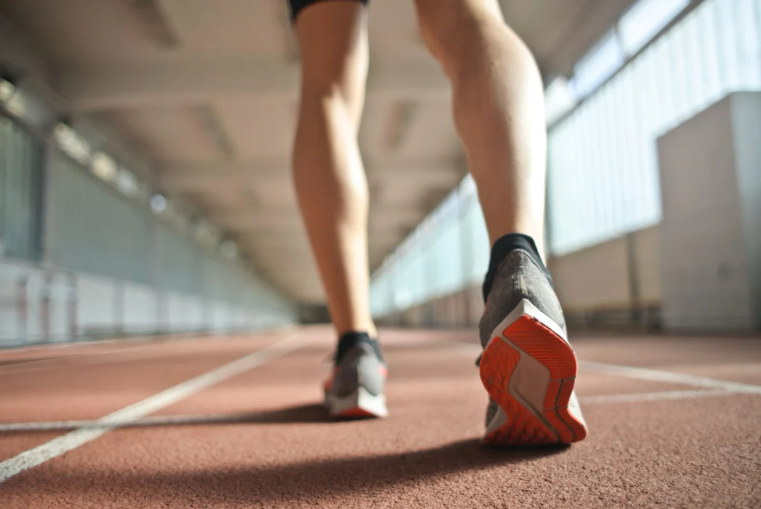 倒退跑步：是簡單緩解膝蓋疼痛的方法嗎？